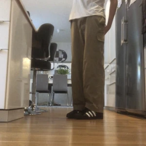 Baggy parachute byxor/chinos - Sjukt coola gröna baggy parachute pants står ingen storlek men jag är 185 och dom ser ut som ni ser i första bilden på mig.