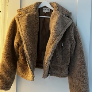 beige teddyjacka - beige teddyjacka i stl 36, från NAKD, fraktar ej, hämtas i farsta