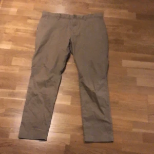 Straight leg beige chinos - Beiga chinos med en straight passform