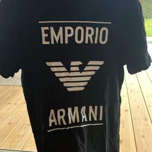 Armani T shirt i bra skick Trycket har spruckit på ett litet ställe Storlek M Kan skicka fler bilder vid frågan