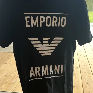 Armani T Shirt - Armani T shirt i bra skick Trycket har spruckit på ett litet ställe Storlek M Kan skicka fler bilder vid frågan