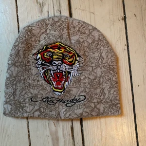 EdHardy mössan - Snygg Edhardy mössa som jag köpte här på plick. Inte riktigt min stil längre så därför säljer jag vidare den. Den är fortfarande i nyskick. 