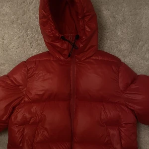 Röd jacka - Säljer denna underbara jacka som jag själv designat på H&M. Den är använd ett par gånger men är fortfarande som ny skulle jag säga! Den är så otroligt varm och ”puffig”. Eftersom den är designad av mig är den väldigt unik ❤️ säljer pga kmr ej t användning!