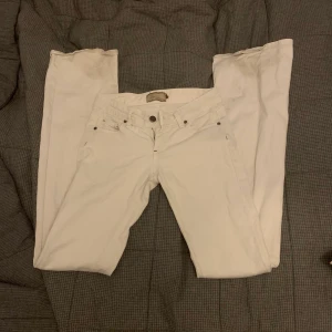 vita jeans  - lågmidjade vita jeans som är jättesnygga! 😻 dom är lite tighta och håller på att bli för små för mig så säljer dom 🙏🏼💖 midjemått tvärs över: ca 33 cm, midjemått runt: ca 67 cm, innerbenslängd: ca 84 cm ❤️