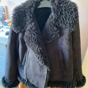 Faux Fur jacka size M perfekt för sen vinter/ tidigt vår. Mysig, stylish sällan använt. Rök o djur fri hem. 