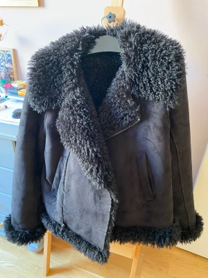 Zadig&Voltaire Faux Fur Biker Jacket - Faux Fur jacka size M perfekt för sen vinter/ tidigt vår. Mysig, stylish sällan använt. Rök o djur fri hem. 