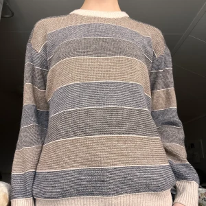 sweatshirt - ssweatshirt/ stickad tröja. bra skick. från Y-star. går till lite under höfterna på mig, jag är 175 cm lång(:::🌶