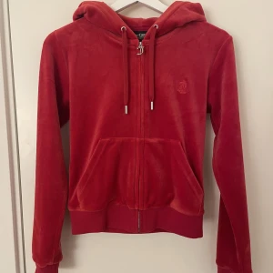 Juicy couture tröja - Jag säljer min röda juicy couture tröja i storlek xs. I nyskick och använd endast 2 gånger! Nypris var 1200. Skriv till mig vid intresse eller frågor!