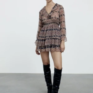 Volang klänning från zara - Säljer min slutsålda volang klänning från zara då den Tyvär inte kommer till användning🫶🏽🫶🏽