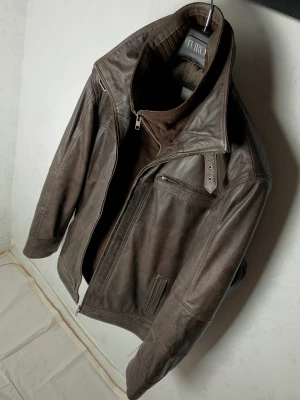 Skinnjacka [L] - En helt ny oanvänd Skinnjacka med prislappen kvar i storlek [L] 2550kr inköpspris. Säljer den billigt då jag är i behov av pengar + den är för står för att användas av mig.  (Den består av 2 lager)