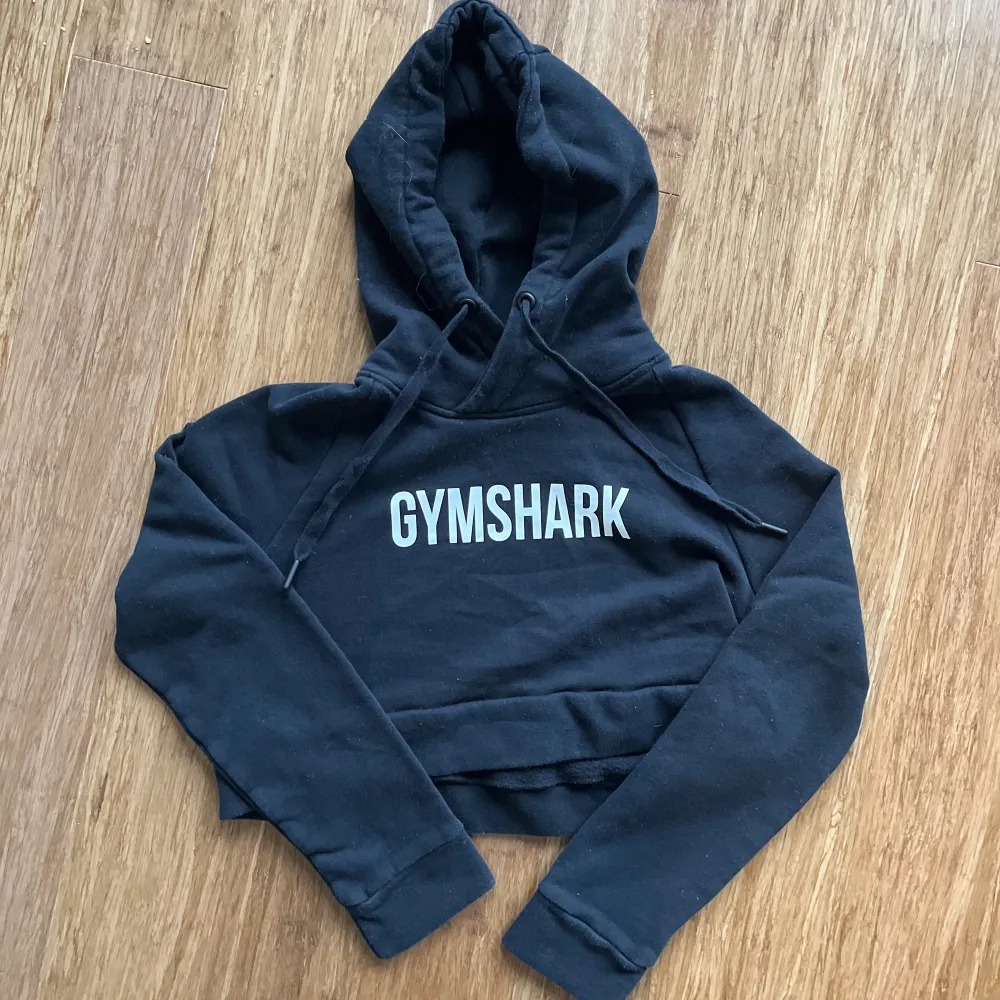 Säljer denna croppade hoodie från Gymshark. Använd men fint skick.  Storlek S  150kr + frakt 💕. Övrigt.
