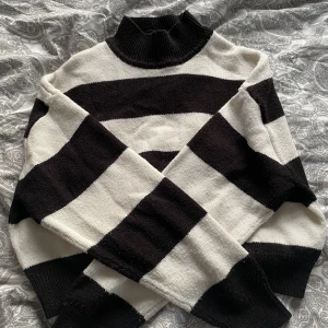 Stickad randig tröja - Randig stickad tröja i storlek XS från H&M🧡