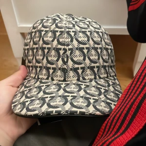 Salvatore ferragamo - Helt ny med tags, kvitto på mail finns. Tänker 2500 för den.