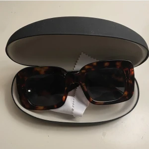 Solglasögon  - Från ginatricot, inga skador 