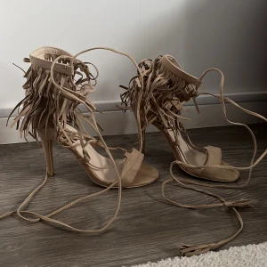 Klackskor fransar - Klackskor med fransar och snörning i stl 37. Amvönda 2 gånger. Saknas en franstuss på ett av snören (syns knappt). 