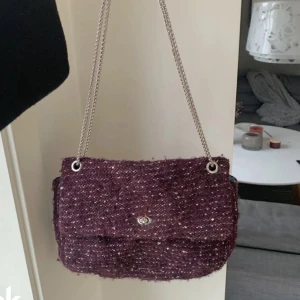 Beck sondergaard väska - Lägger ut igen. Säljer denna jättefina väska från Beck söndergaard🥰Har en liten defekt på spännet! BUD PÅ 500