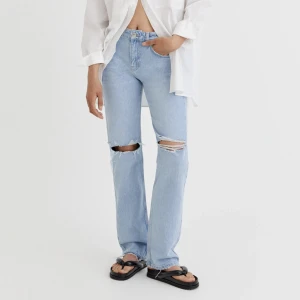 Mid Waist straight - Säljer dessa blåa mid Rise straight. Från pull and bear.