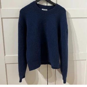 Stickad tröja  - Stickad tröja från &other stories. Storlek L men sitter ☝️ så på mig som är en S. Köpare står för frakt 