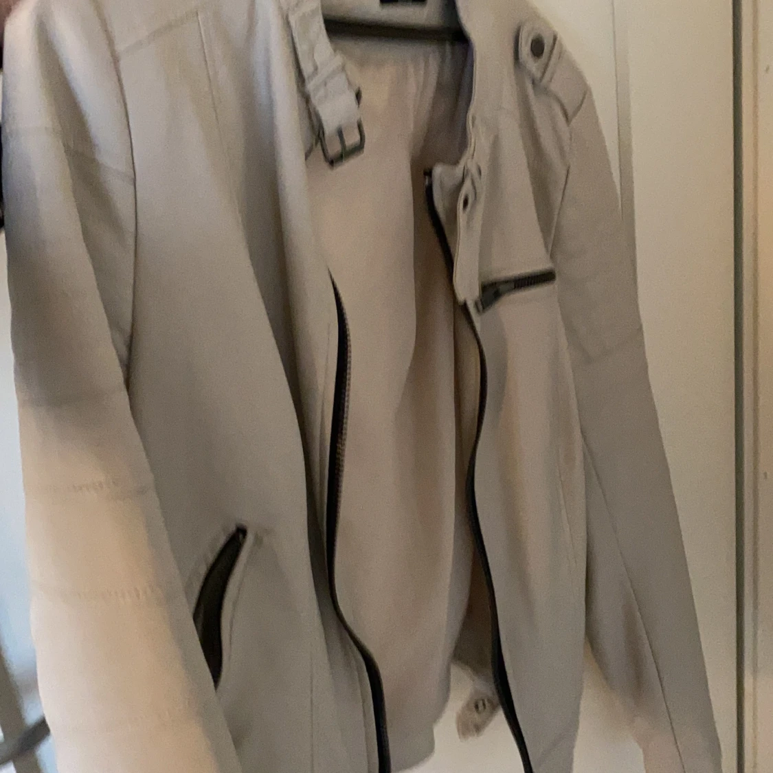 Beige dam skinnjacka för 299kr - 91
