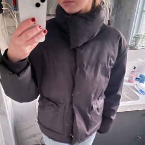 Svart pufferjacka - Skitsnygg svart pufferjacket! 