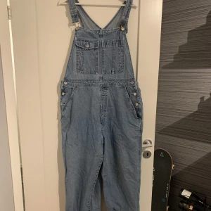 Hängselbyxor  - Ett par vintage hängselbyxor i strl XL (unisex ofc) som är för långa på mig. Är 165 med korta ben och kort torso! 