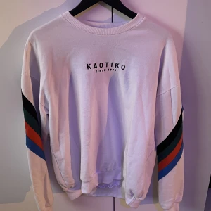 Kaotiko sweatshirt - Köpt på zalando 2019 så den har några år på nacken (pun intended)
