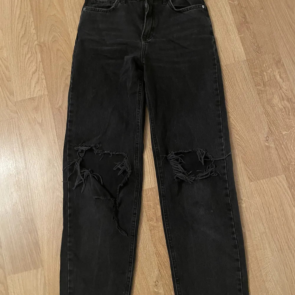 Svarta baggyjeans från Gina som inte längre går till användning är i stl 158 men skulle säga att de även passar om man har xs. Jeans & Byxor.
