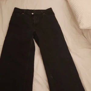 Breda jeans  - Det är ett par breda jeans. Jag säljer dom eftersom dom inte används. I vanligt pris kostar dessa 500kr, men jag säljer dom för 300kr 