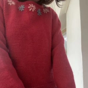Hemstickad tröja  - Jättesöt stickad tröja med blommor som inte kommit till användning🌸 Passar bra på mig som brukar ha s/m