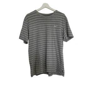Vintage Nike T-shirt  - Perfekt vintage skick inga som helst brister! Storlek large på lappen sitter mer som en medium