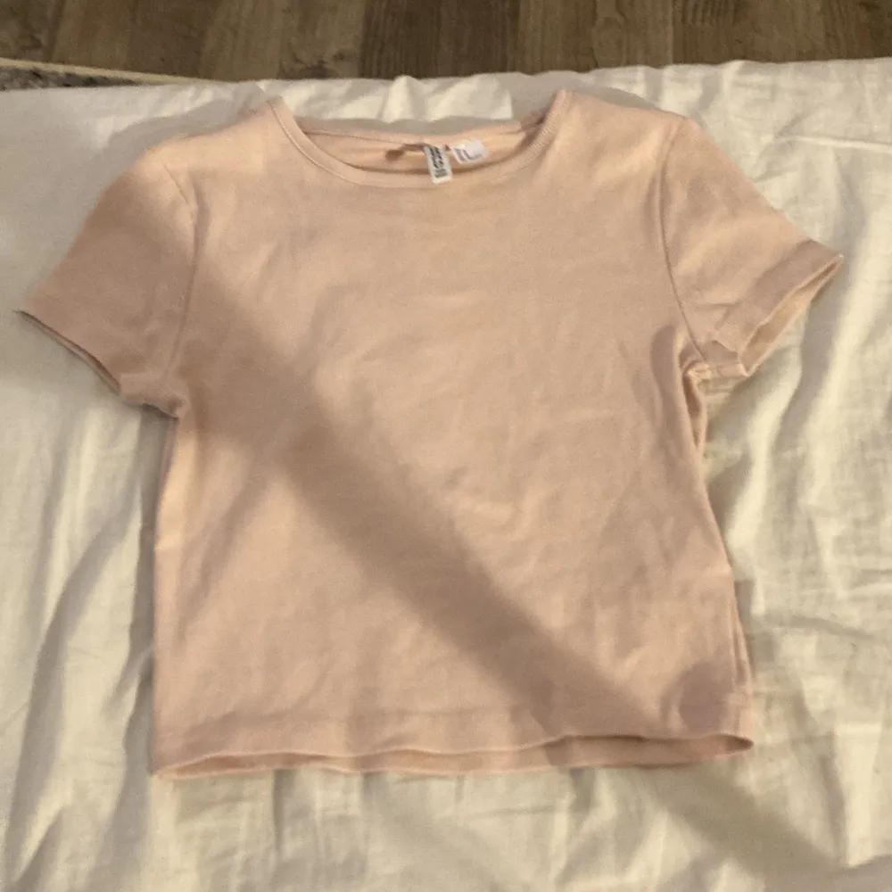 Ljusrosa cropped t-shirts storlek M från H&M divided . T-shirts.