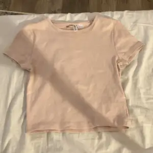 Ljusrosa cropped t-shirts storlek M från H&M divided 