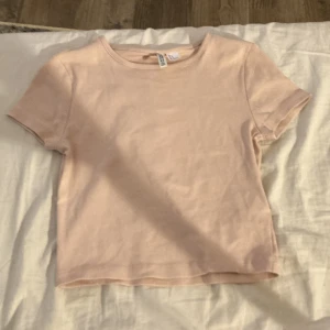 Rosa t-shirt - Ljusrosa cropped t-shirts storlek M från H&M divided 