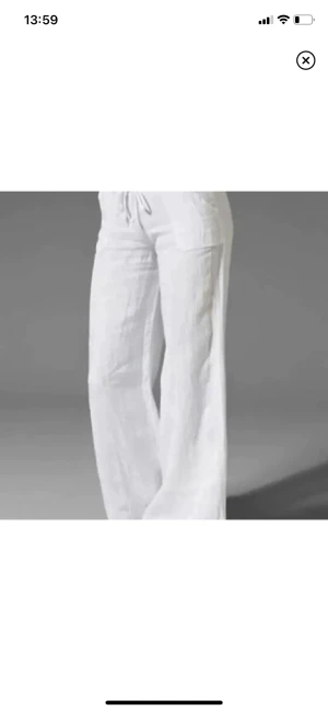 Linnebyxor - Vita linnebyxor i storlek s/m, jag är 165 cm och de är för långa och lite stora i midjan på mig som vanligtvis är xs/s. De är aldrig använda!
