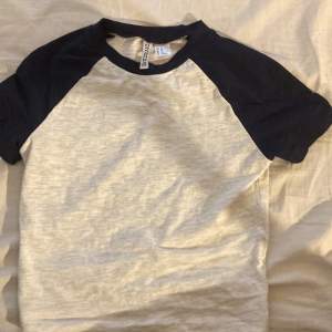 Cropped tröja/t-shirt med mörkblå kanter storlek XS från H&M divided 