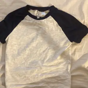 Cropped tröja/t-shirt med mörkblå kanter storlek XS från H&M divided 