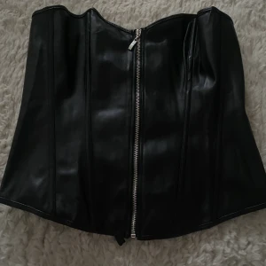 Korsett - Inga skador. Aldrig använd. 