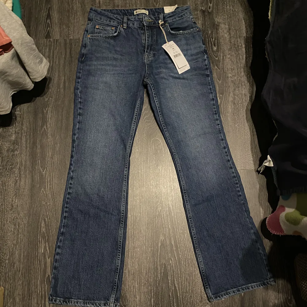 Säljer dessa då jag beställde hem men inte passade mig, de var för små och korta. Aldrig använt så de är i ny skick❤️ Jag är då 165 . Jeans & Byxor.