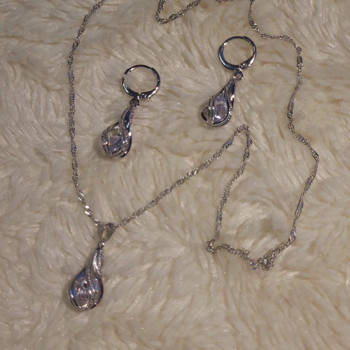 Halsband med hänge och öronhängen med zirkonia stenar - 91