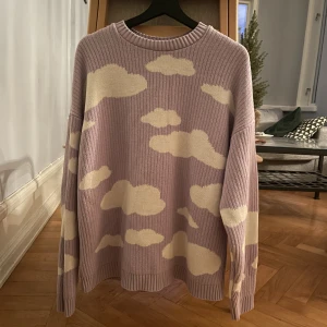 Stickad tröja - Oanvänd stickad tröja med moln på ☁️💜💕  Från asos  Pris kan alltid diskuteras