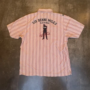 Skjorta sir benny miles - En skjorta från sir benny miles i storlek oversized L. 3 FÖR 2 ALLA PRODUKTER på sidan. Betalar ej frakt och kan mötas upp i uppsala/stockholm.