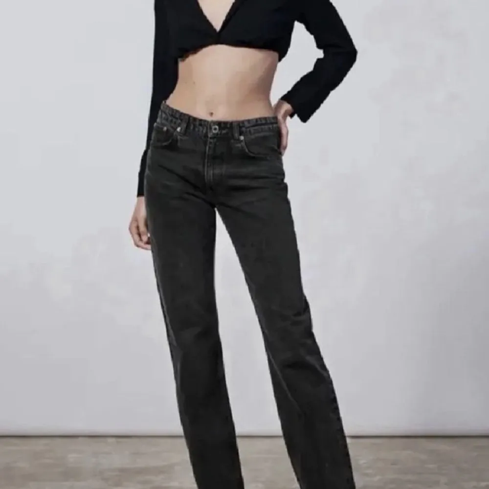 Svarta jeans i modellen mid rise straight som inte längre finns på hemsidan! Bra skick! 💕. Jeans & Byxor.