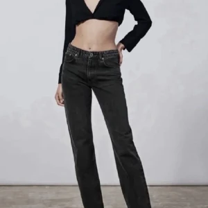 Svarta jeans - Svarta jeans i modellen mid rise straight som inte längre finns på hemsidan! Bra skick! 💕