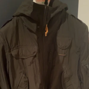 Parajumper  - Hej säljer nu min fina parajumper jacka. Jätte fint skick nästan i ny skick. Storlek s vuxen.