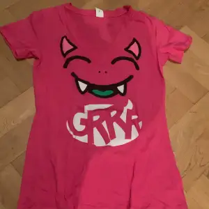 En riktigt söt t-shirt som tyvärr ej används längre. Den har v-neck och är i en skrikig rosa färg :)  Obs! Klicka ej köp nu, tar Swish och fraktar med postnord 