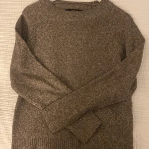 En tjock tröja från Veromoda📦🤎 - En fin brun tröja från veromoda i bra skick! Storlek:XS💋🤎Jag betalar inte för frakten. Skulle vara roligt om du kikade på min profil där jag har alla slags möjliga olika stilar för ett bra pris💴(sparar pengar)💴