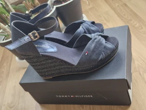 Klackskor  - Plattformssandaler. Används bara några gånger men I bra skick. Normalt i storlek 