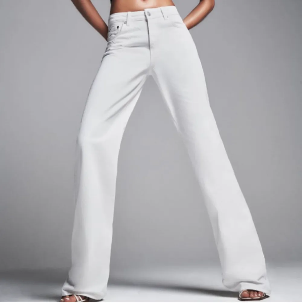 Vita lågmidjade jeans från zara i 38, aldrig använda🌸. Jeans & Byxor.