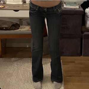 Lågmidjade utsvängda jeans💙💙 - Säljer ett par snygga lågmidjade utsvängda jeans från Rachel💗  Midjemått=82cm Innerbenslängd=81cm Skriv för fler bilder. Frakt står du för själv!💕
