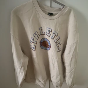 Sweatshirt  - Beige sweatshirt - Storlek L - Ordinarie från Gina Tricot - Köparen betalar för frakt - Inga returer - Betalning via köp direkt 